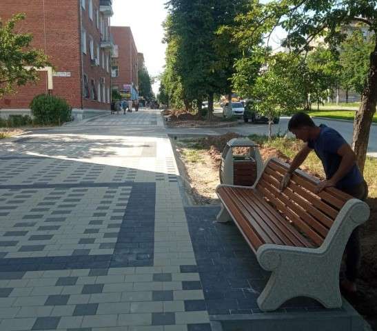 На улице Титова в Волгограде  устанавливают  новую парковую мебель