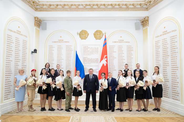 В День России губернатор Андрей Бочаров   вручил  паспорта 17-ти юным жителям региона