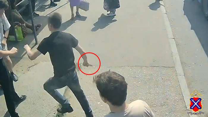 Волгоградская полиция разыскивает мужчину, который ранил ножом пассажира автобуса
