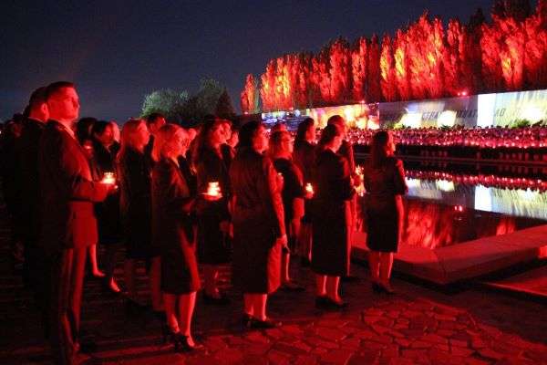 В День памяти и скорби сотрудники  налоговых органов зажгли памятные свечи на Мамаевом Кургане