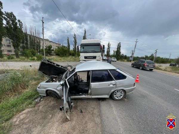 В Волгоградской области в ДТП с «КамАЗом» погибла пассажирка «ВАЗа»