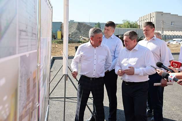Губернатор Андрей Бочаров  проверил ход строительства   школы-тысячника  в Волгограде