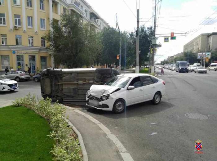 В Волгограде после столкновения с "Ладой "  автомобиль Kia Sportage  перевернулся