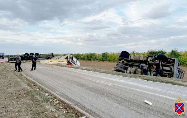 На трассе в  Волгоградской области в перевернувшемся  грузовике погиб водитель