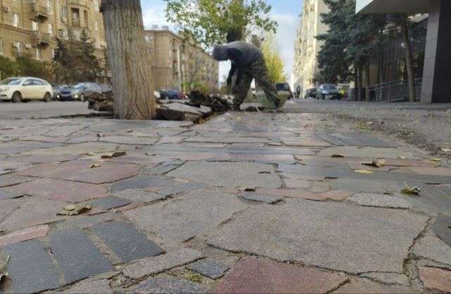 В Волгограде началась  реконструкция тротуара по ул. Советской