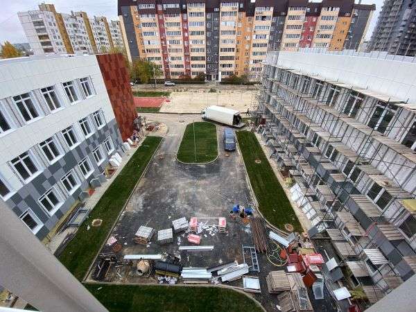 В  новой школе на ул. Шекснинской в Волгограде завершен монтаж кровли