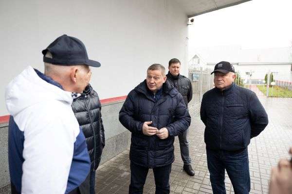 Губернатор Андрей Бочаров 2 декабря собрал чиновников под дождем