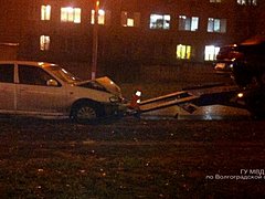 На западе Волгограда водитель иномарки протаранил эвакуатор