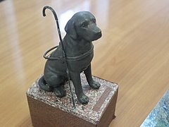 В Волжском открыли памятник собаке-поводырю