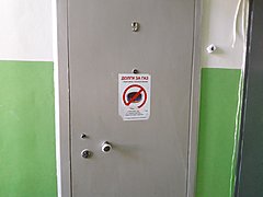 Судебные приставы «метят» двери квартир должников за газ в Волго