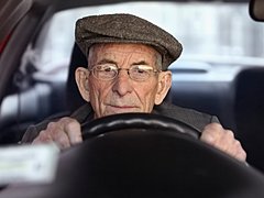На автомобили водителей старше 75 лет предложили устанавливать с