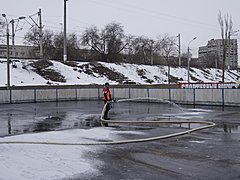 На стадионе «Пищевик» в Волгограде заливают ледовый каток