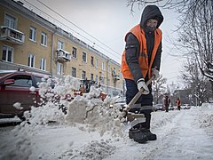 В эти минуты улицы Волгограда очищают от снега 85 дорожных машин
