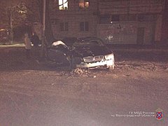 На юге Волгограда в разбившейся машине погиб 36-летний мужчина