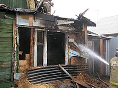 Спасатели вынесли из горящего дома на юге Волгограда 62-летнюю ж