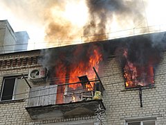 В Волгограде из горящего дома эвакуировали 8 человек