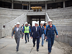 Бочаров проинспектировал строительство стадиона