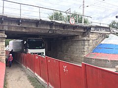 В Волгограде под под железнодорожным мостом застряла фура