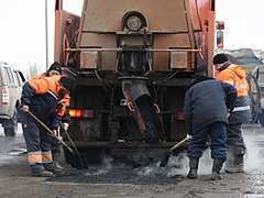 В Волгограде проводят ямочный ремонт с применением литого асфаль