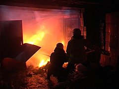 В пригороде Волгограда сгорел склад с автозапчастями и автопогру