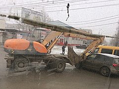 В Волгограде экскаватор придавил ковшом иномарку