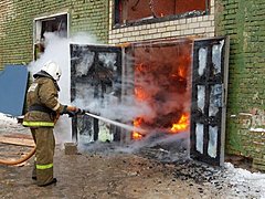 На западе Волгограда горит склад мебельной фабрики