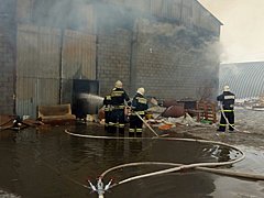 Спасатели потушили пожар на мебельной фабрике в Волгограде