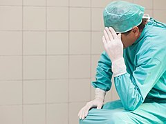 В больнице Волжского пьяный пациент избил врача-травматолога
