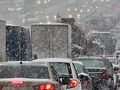 Снегопад и нечищеные дороги парализовали движение в Волгограде