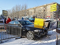 В центре Волгограда иномарка снесла железное ограждение пешеходн