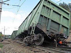 В Волгоградской области 15 вагонов грузового поезда сошли с рель