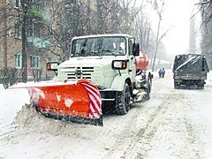 Дороги Волгограда продолжают активно очищать от снега
