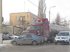 В Волгограде многотонный грузовик подмял под себя иномарку