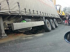На ремонтируемом участке шоссе Авиаторов свалился в яму большегр
