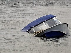 Под Волгоградом лодка потерпела крушение в шторм: утонул пассажи