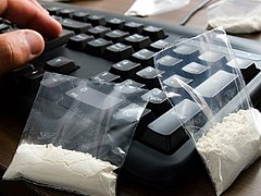 Волгоградца судят за организацию наркотрафика в Интернете