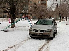 В Волгограде во дворе дома иномарка задним ходом сбила школьницу