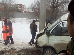 В Волгограде маршрутка с пассажирами врезалась в столб