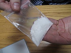 Двоих волгоградцев задержали с пакетами наркотической «соли»