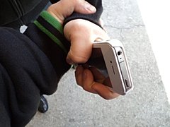 В Волгограде трое парней отобрали телефон у 17-летнего подростка