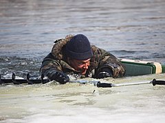 В Волгограде два рыбака провалились под воду