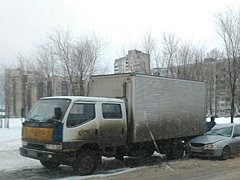 В Волгограде иномарка влетела под фургон