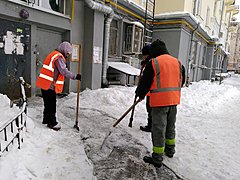 В Волгограде на расчистку дворов вышли порядка 1970 дворников