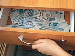 Волгоградец украл из тумбочки соседа 200 тысяч рублей