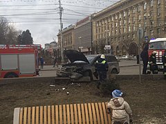 В центре Волгограда кроссовер пробил гранитную ограду