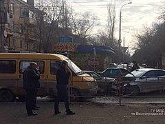 На севере Волгограда автоледи стала виновницей тройного ДТП