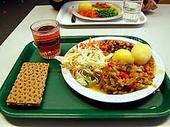 В Волгограде дети-инвалиды были лишены бесплатных горячих обедов