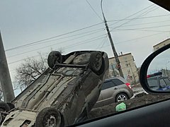 В Волжском перевернулся автомобиль с двумя детьми