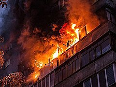 В центре Волгограда при пожаре в пятиэтажке пострадал молодой че
