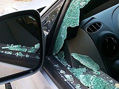 Волгоградец разбил стекло помешавшего проходу во дворе автомобил